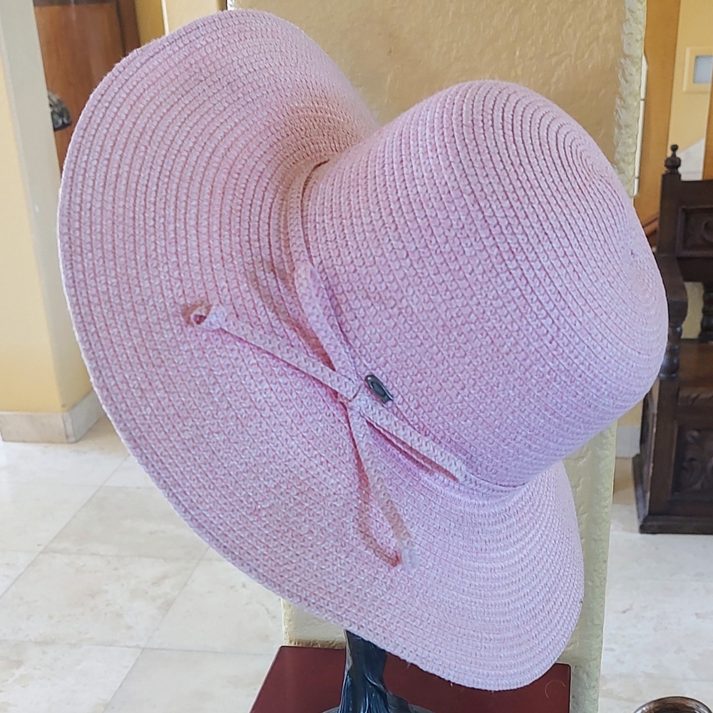 August brand pink woven hat in very good condition